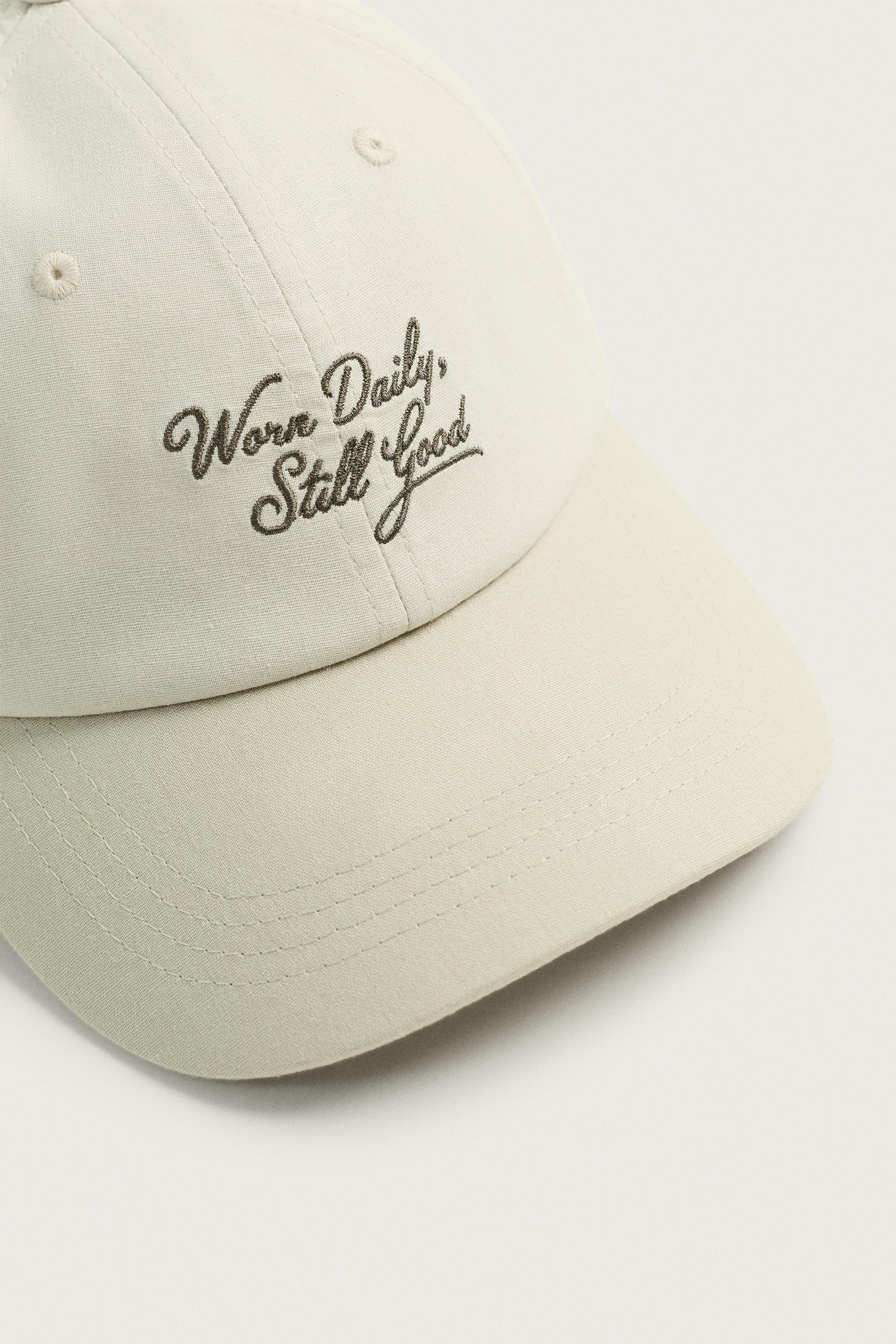 CONTRAST EMBROIDERED TEXT CAP